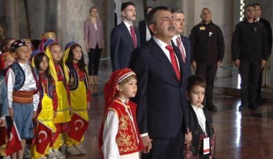 23 Nisan coşkusu! Bakan Tekin çocuklarla Anıtkabir’i ziyaret etti