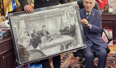 Bahçeli’ye hediye edilen tablo olay! Liderlerin canı bir hayli sıkkın