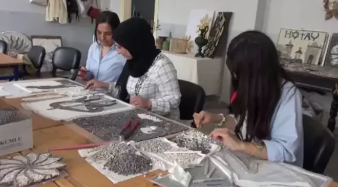Kumlu’da Kadınlar Mozaik Sanatı ile Sosyalleşiyor