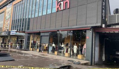 Fırtına mağaza tabelasını caddeye savurdu